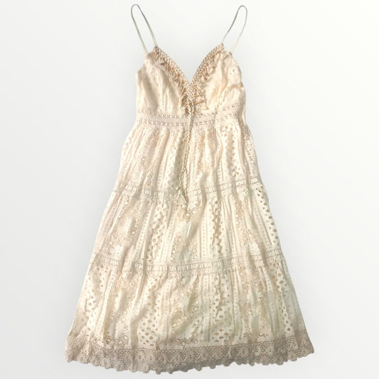 Petite robe beige à dentelle